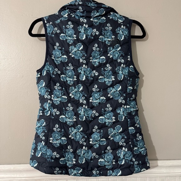 The North Face 550 Goose Down Women’s Puffer Vest Navy Floral Jacket Size XS - Picture 2 of 9